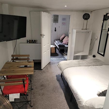 Hidden Treasure-Netflix And Wi-Fi-Basement Flat Apartment Gillingham  Exterior photo